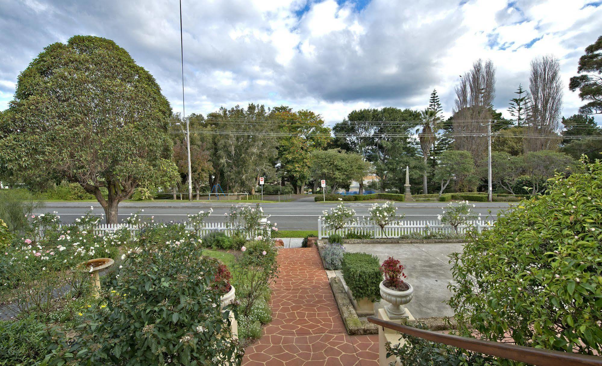 アルバニー Dunmoylen House Bed & Breakfast エクステリア 写真